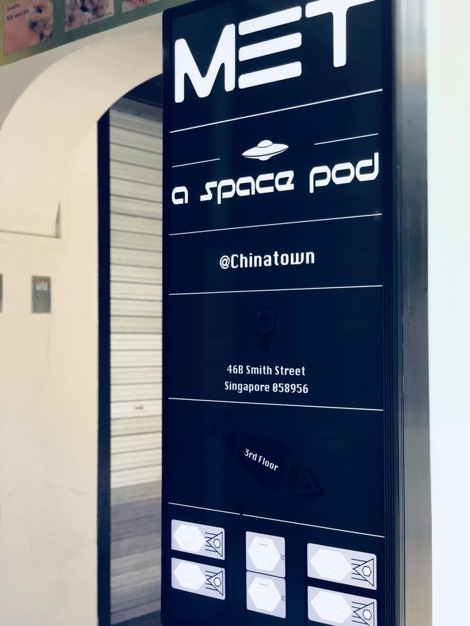 Met A Space Pod @ Chinatown Singapore Bagian luar foto